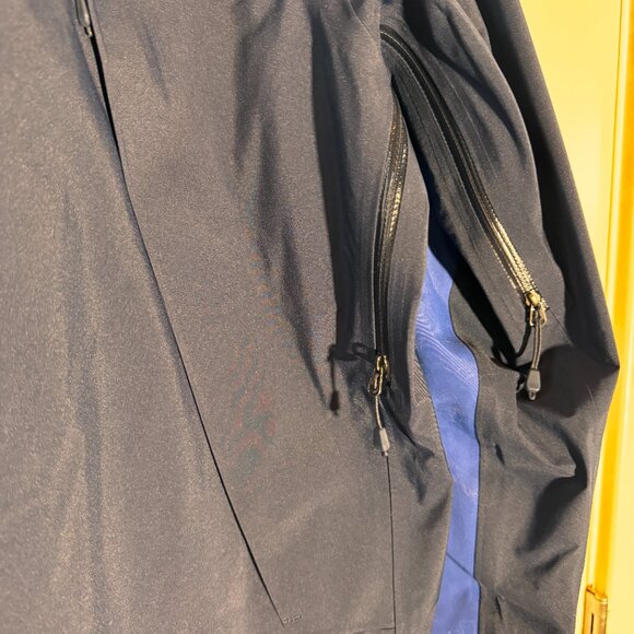 MEC Mountain Equipment Company Couloir Gore-Tex Jacket – Women’s Large – Blue - Picture 9 of 10